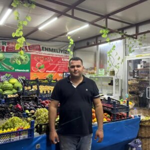 adanada market calisaninin darbedildigi anlar guvenlik kamerasinca kaydedildi EeHQLvU2