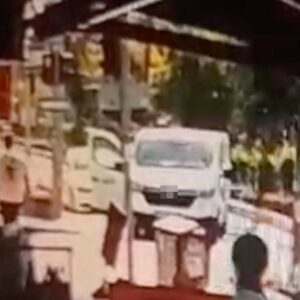 antalyada kirmizi isikta saldiri dovup kactilar pWpBaeEA