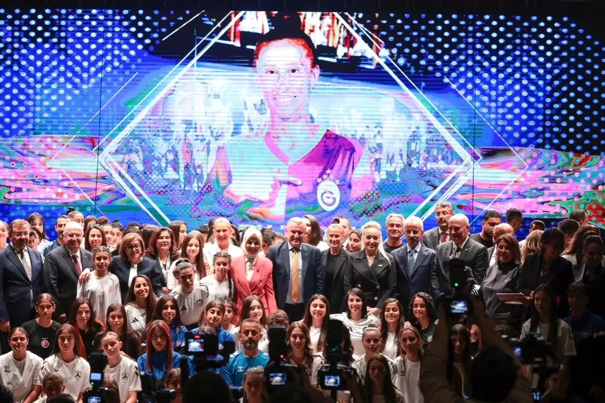 ii kristal ayaklar odul toreninde kadin futboluna destek mesajlari zWG7ZhJB