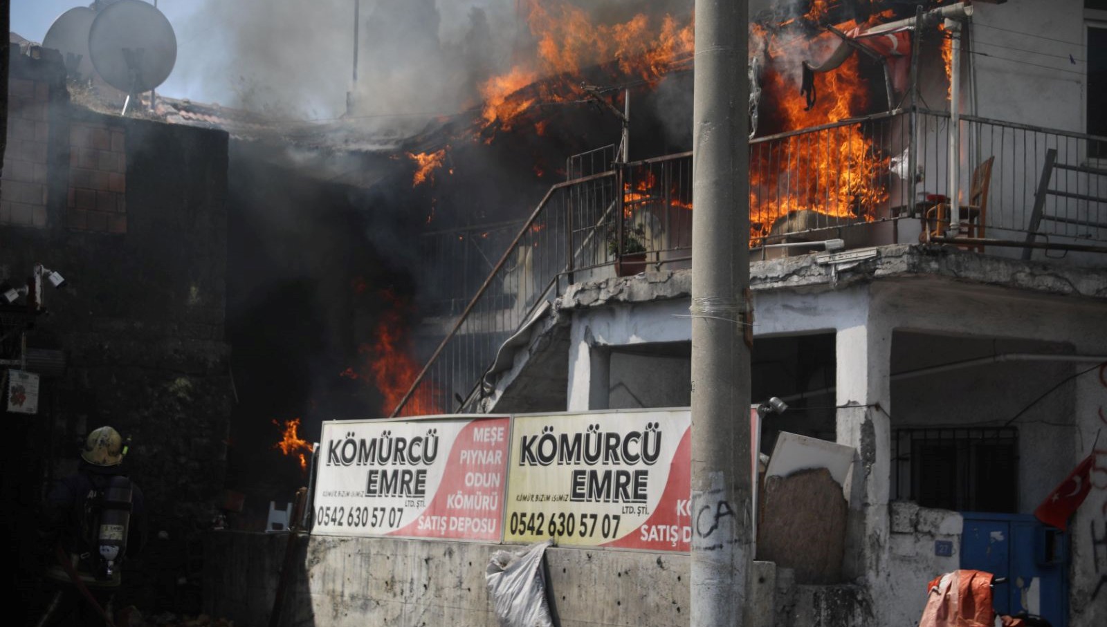 evini yakti oturup yangini izledi O1a9kXr8