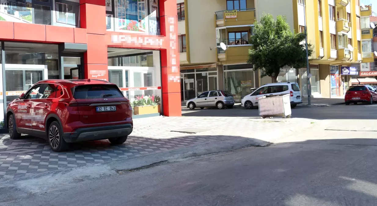 ispartada surekli trafik kazalari esnafi magdur ediyor G8mVGTKe