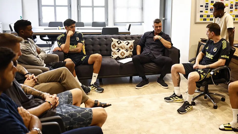 saadettin saranin futbolcularla bulusmasinda dikkat ceken kare j7mZZY1N