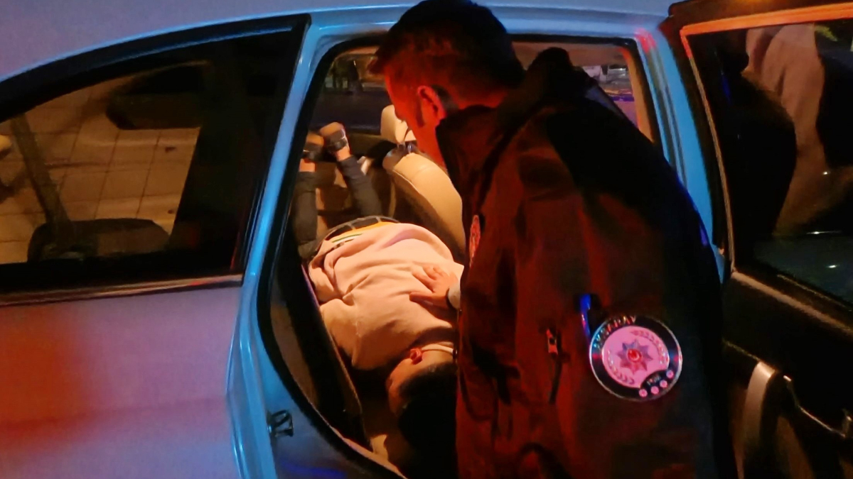 aksarayda alkollu sahis calisir vaziyetteki otomobilde kapisi acik halde sizdi 1JErWcQk.jpg