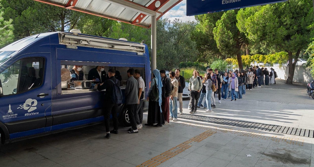 universiteliler ucretsiz yemek kuyrugunda mhwFqrRq.jpg