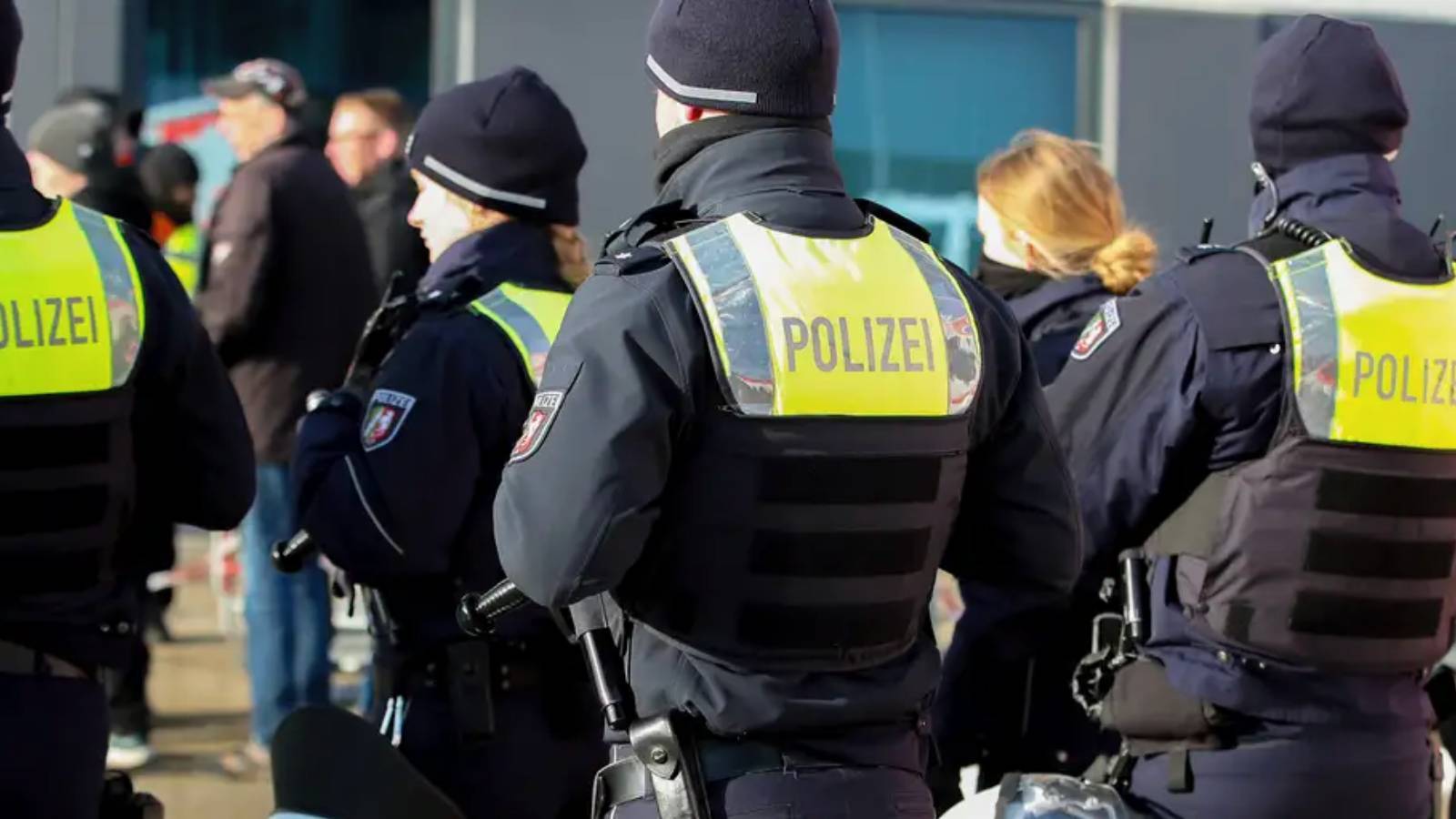 almanyaya kacak isci getiren turk is adamina operasyon Q4ZY2gnp.jpg