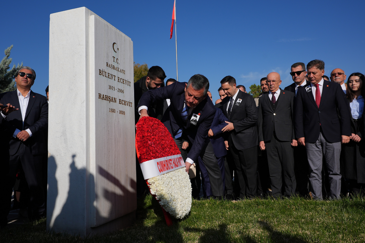 chp genel baskani ozgur ozel vefatinin 19uncu yili dolayisiyla bulent ecevitin kabrini ziyaret etti cKXlcQm3.png