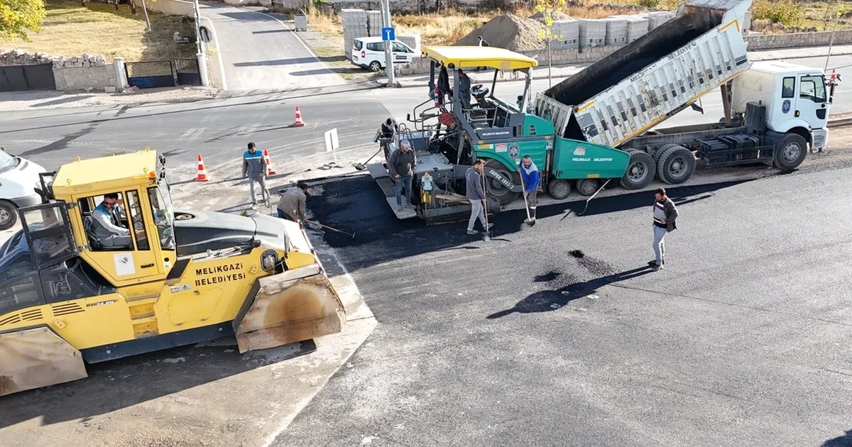 kayseri melikgazide tam gaz asfalt calismasi wXLeirB2.webp