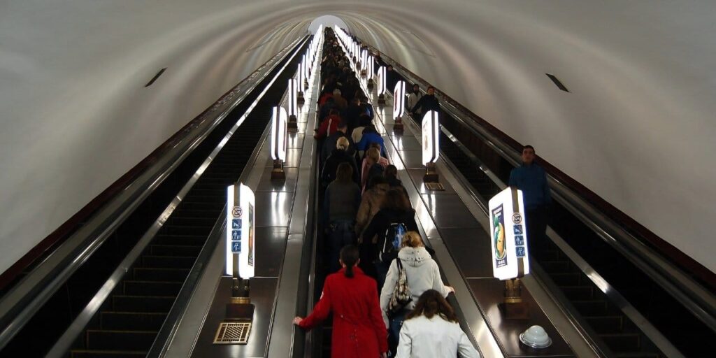 35-katli-bina-derinliginde-metroya-binmek-icin-dakikalarca-inis-yapiyorlar-Cf1lz6AI